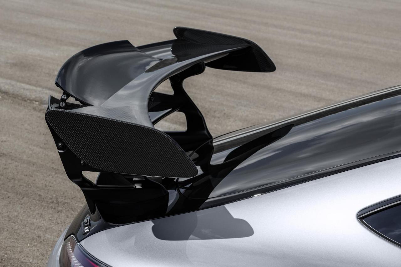 mercedes-benz-amg-gt_100752429_h.jpg