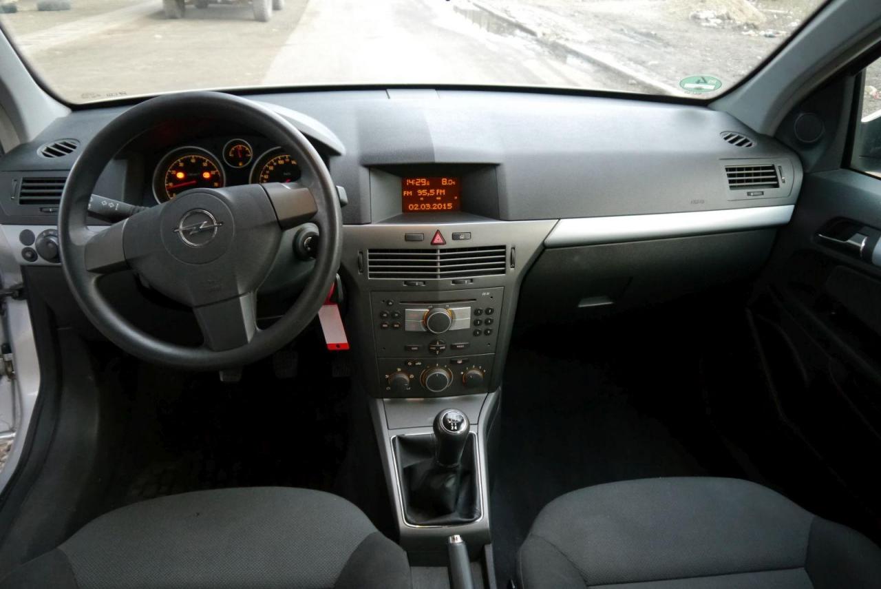 opel-astra-h-2005-interior-9.jpg