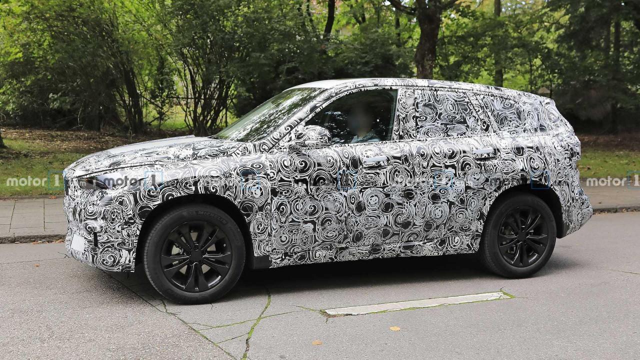 2022-bmw-x1-spy-photo-side-view.thumb.jpg.3391a815892a79664d1bc55a9cac9a87.jpg