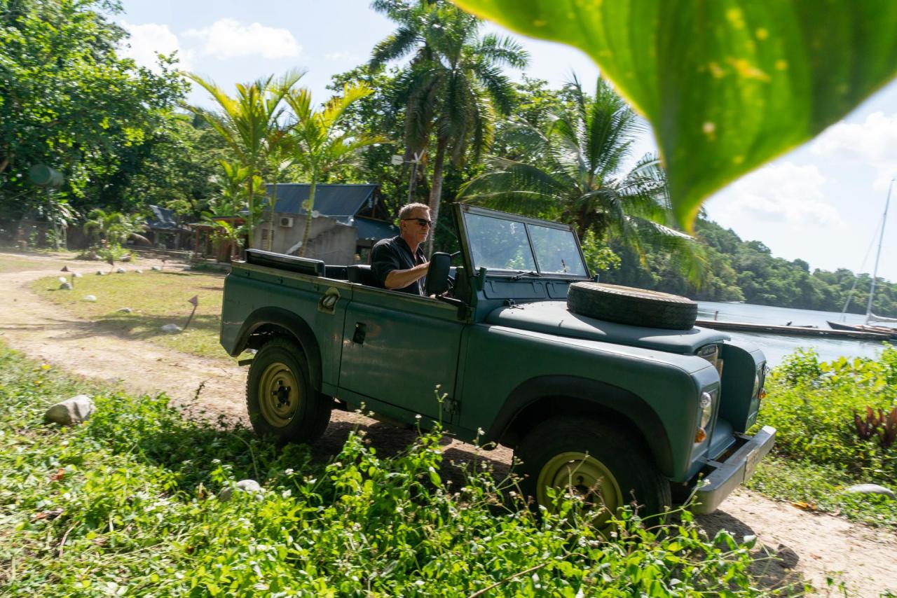 James-Bond-in-his-Land-Rover-Series-III-in-Jamaica.thumb.jpg.79f41babb2f34287b11fcde4fc9a5f12.jpg