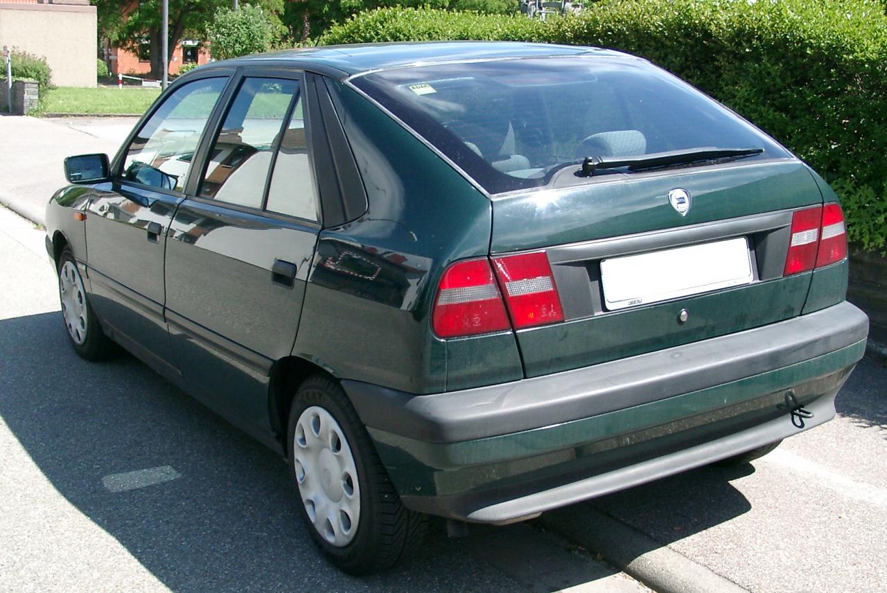 Lancia_Delta_rear_20070520.thumb.jpg.596f30eac0ffa6d62228641ade4cc8b8.jpg