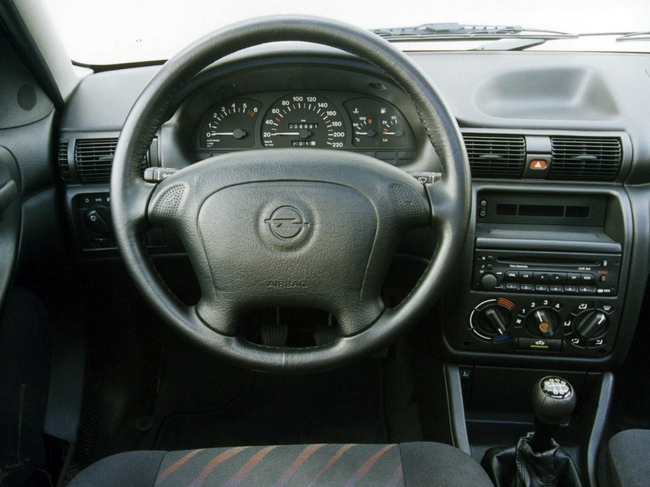 OPEL_ASTRA_sedan_4_1992_interior-photos_o_opel-astra-sedan-4-doors-1992-model-interior-photos-0.thumb.jpg.9e20470fbc403c7167daa7639fbf8a84.jpg