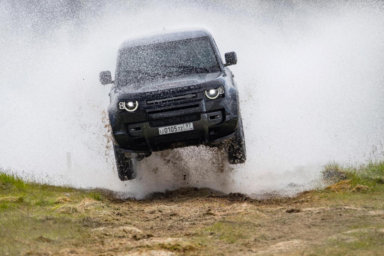 The-New-Land-Rover-Defender-in-action.thumb.jpg.a4154e1267662713149a9a81d943c3a1.jpg