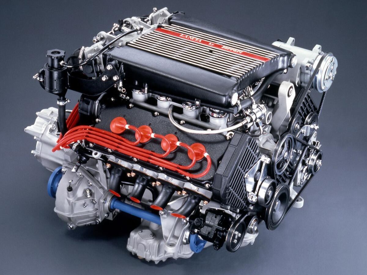 lancia-thema-ferrari-8-32-7.jpg.f9697f9aeede66f3dce1af483a4a374c.jpg