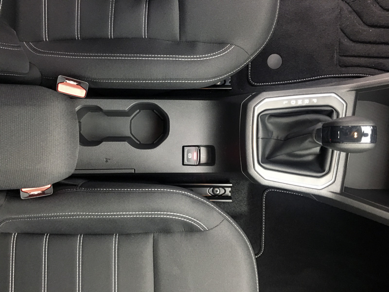 060-dacia-sandero-bandeja-central.jpg.18a1130cd49d5b32a87e1ab24357c2bb.jpg
