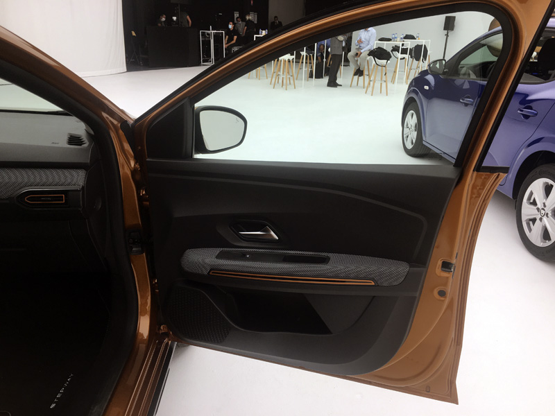 160-dacia-sandero-stepway-puerta-pasajero.jpg.bdd3ccbec0e225ed3dddcdc435139014.jpg