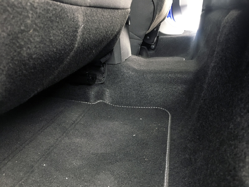 Dacia-Sandero-tunel-central.jpg.d0ac41a72bbcc994df88d84d5e028f0c.jpg