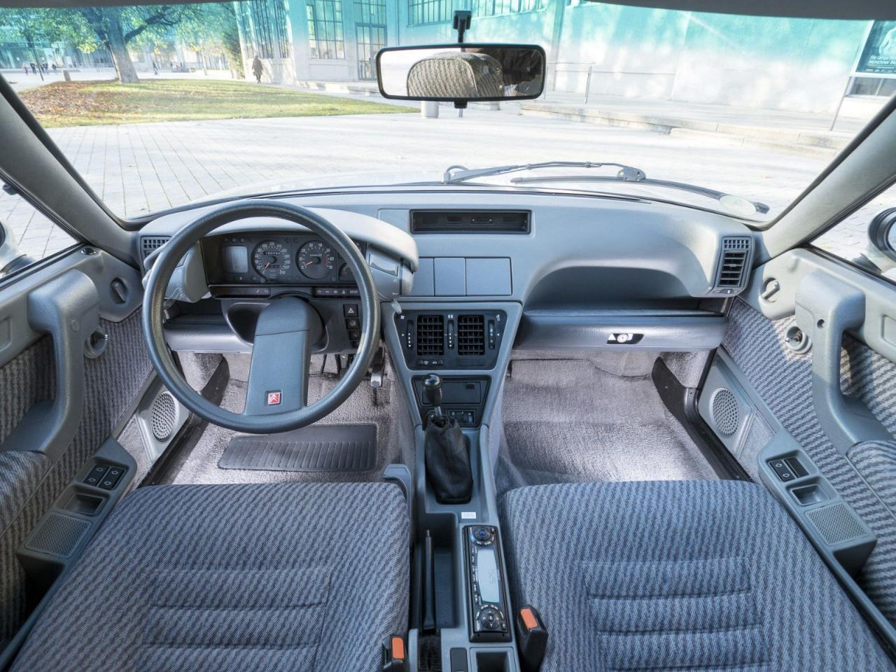citroen_cx_1985_interior.thumb.jpg.acac48c39147fca5a8dc3b2fb93bae8b.jpg