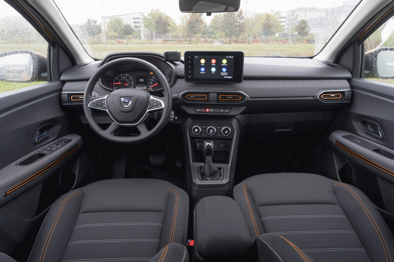 dacia-sandera-stepway-3-vs-citroen-c3-11.gif.421c3739449f3d1f41fb229e3f6d5c0e.gif
