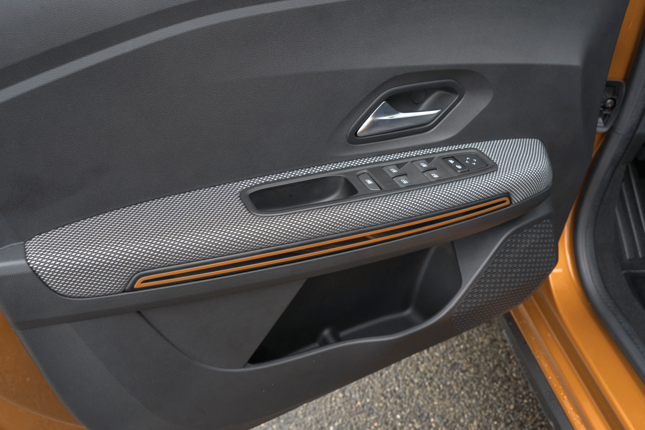 dacia-sandera-stepway-3-vs-citroen-c3-14.gif.bcfd8e31d07fab932f5f04a30bcd5308.gif