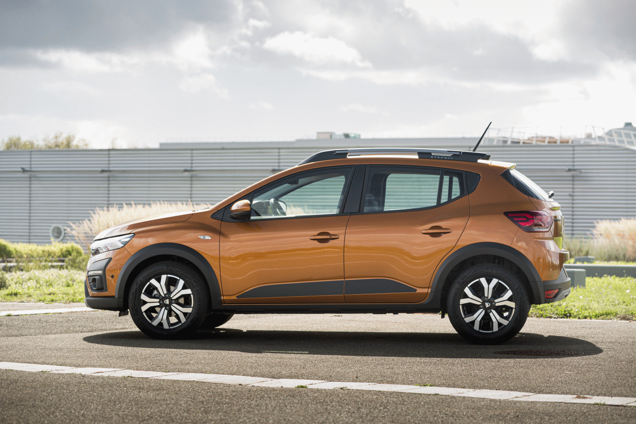 dacia-sandera-stepway-3-vs-citroen-c3-5.gif.3d8b6a92cc224fc392444586ddff7b4f.gif