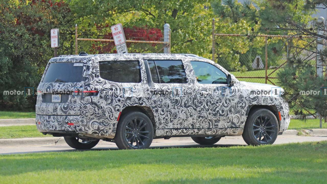 jeep-wagoneer-spy-photo-side.thumb.jpg.81637344214bf38aeda6f028a6ffd643.jpg