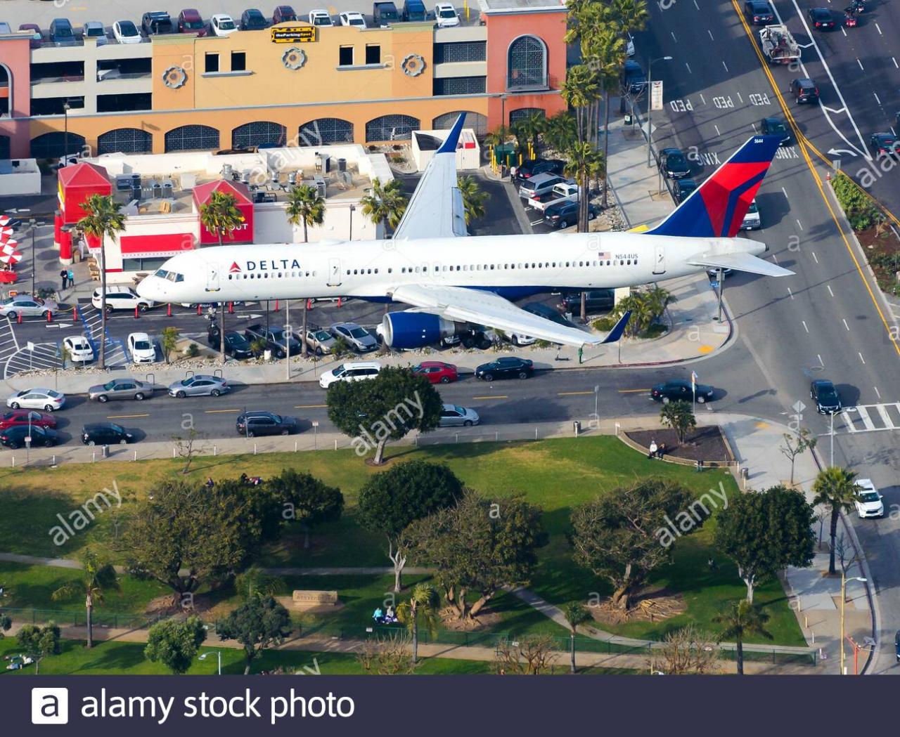 vista-aerea-del-boeing-757-di-delta-airlines-sull-avvicinamento-finale-all-aeroporto-internazionale-di-los-angeles-lax-stati-uniti-757-200-n544us-visto-dall-alto-2bmr956.jpg