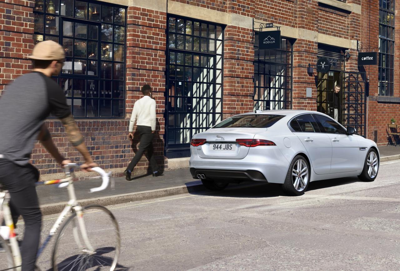 2021-Jaguar-XE-05.jpg