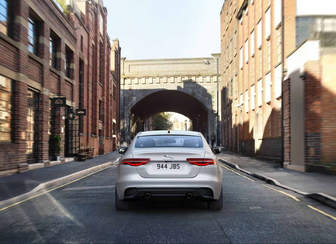 2021-Jaguar-XE-06.jpg