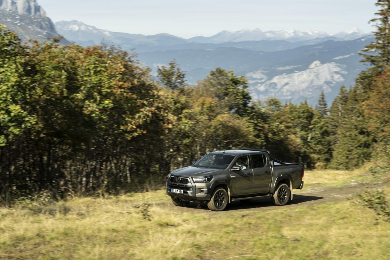 2021-Toyota-Hilux-103.jpg
