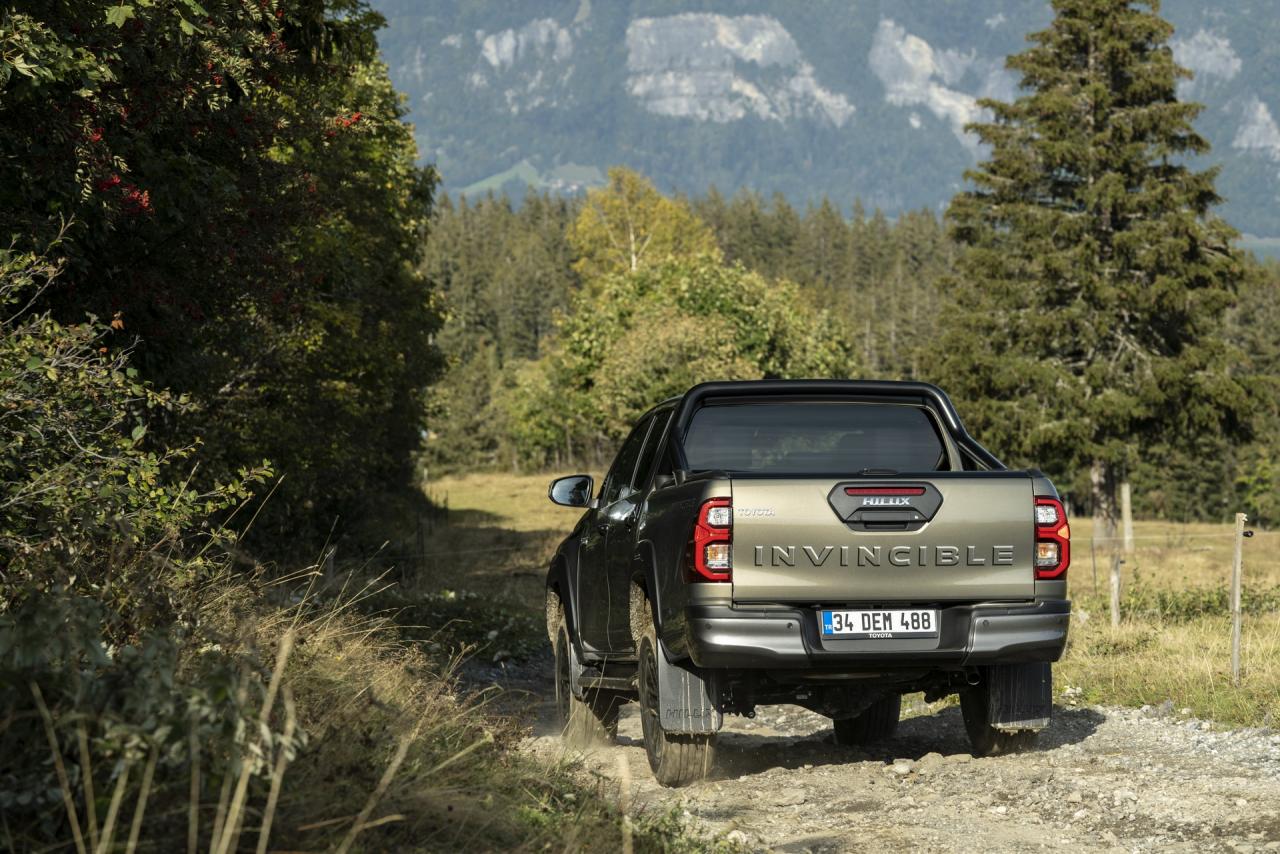 2021-Toyota-Hilux-105.jpg