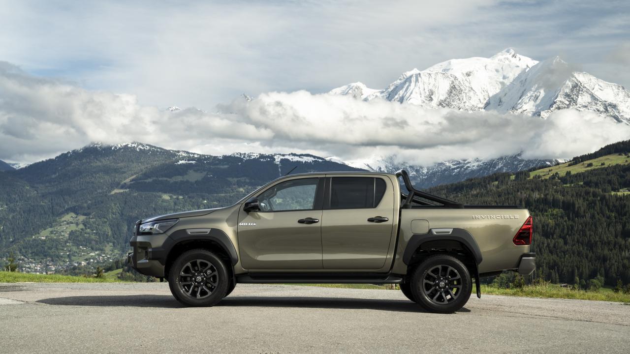 2021-Toyota-Hilux-20.jpg