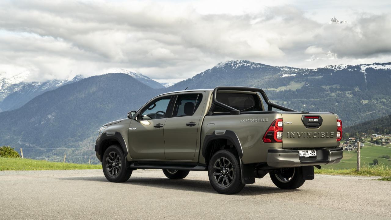 2021-Toyota-Hilux-21.jpg