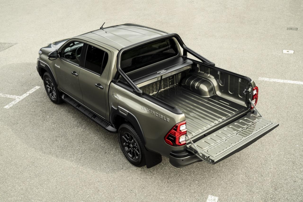 2021-Toyota-Hilux-26.jpg