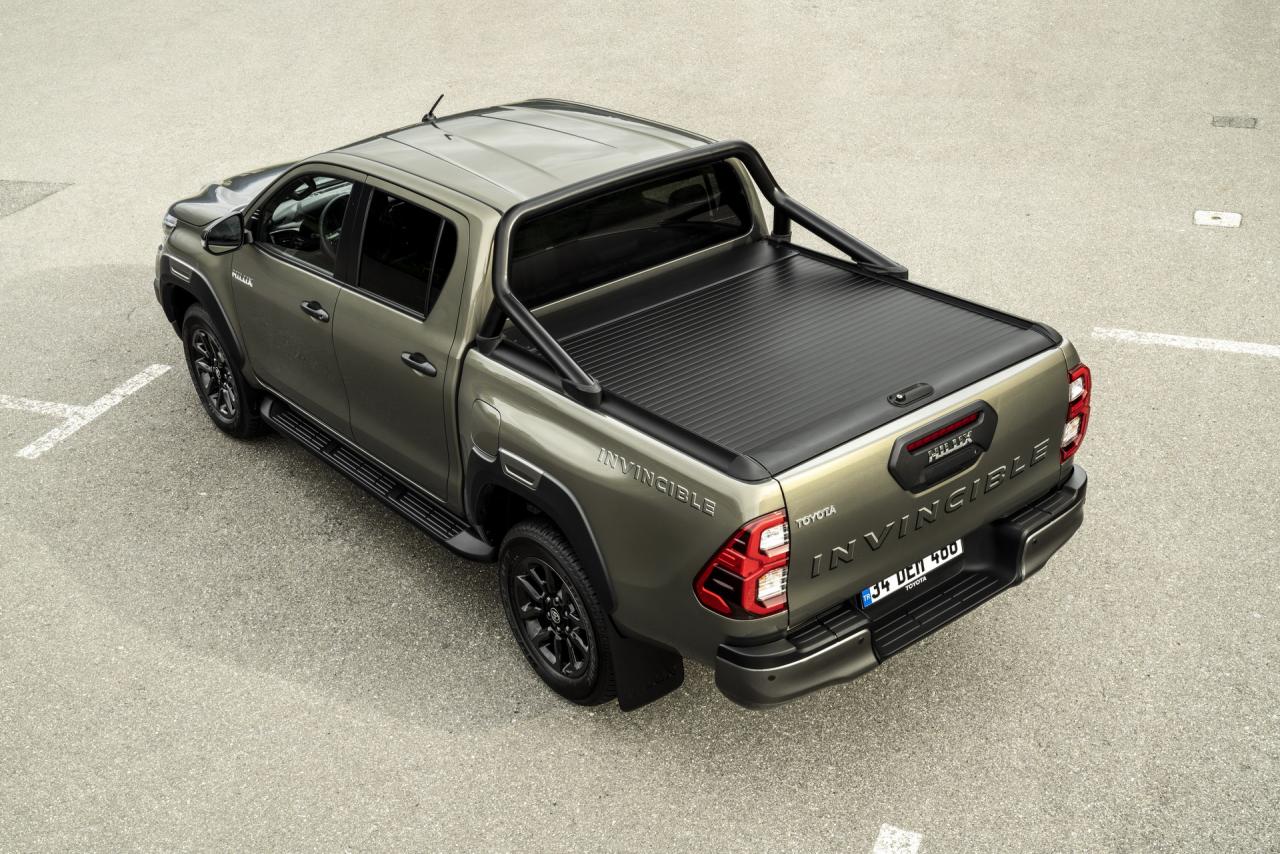 2021-Toyota-Hilux-27.jpg