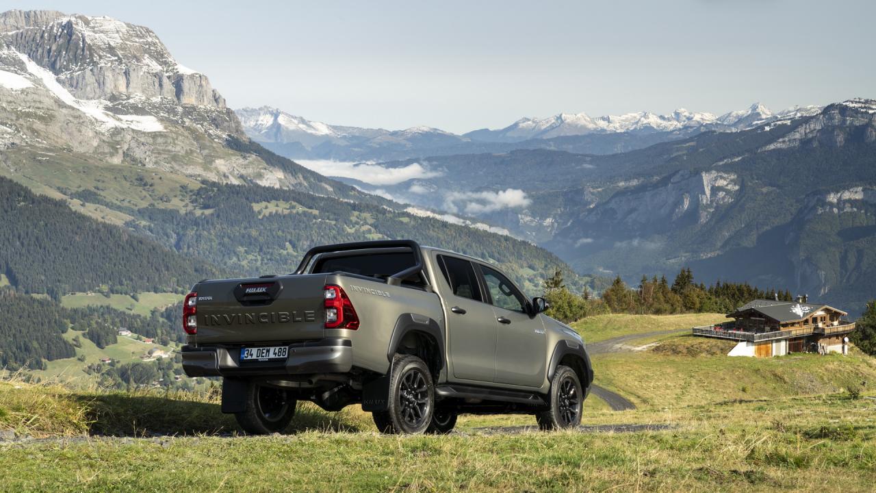 2021-Toyota-Hilux-30.jpg