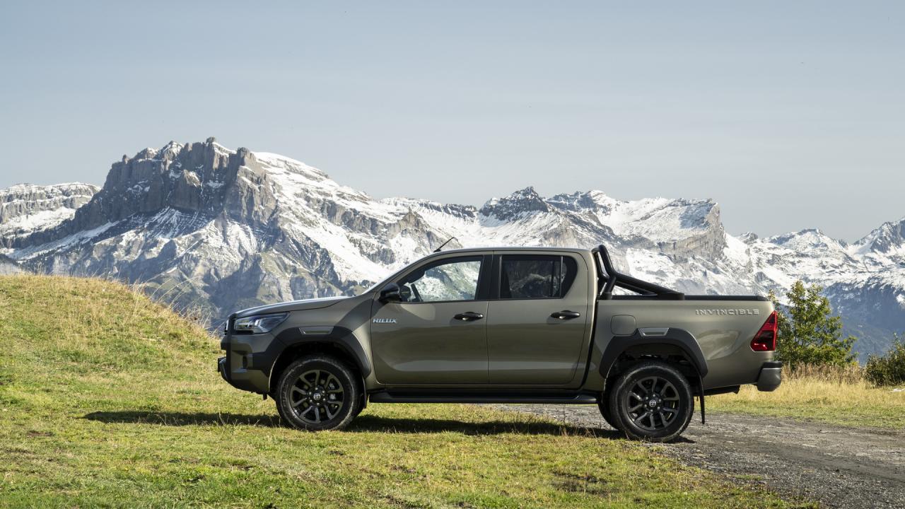2021-Toyota-Hilux-32.jpg