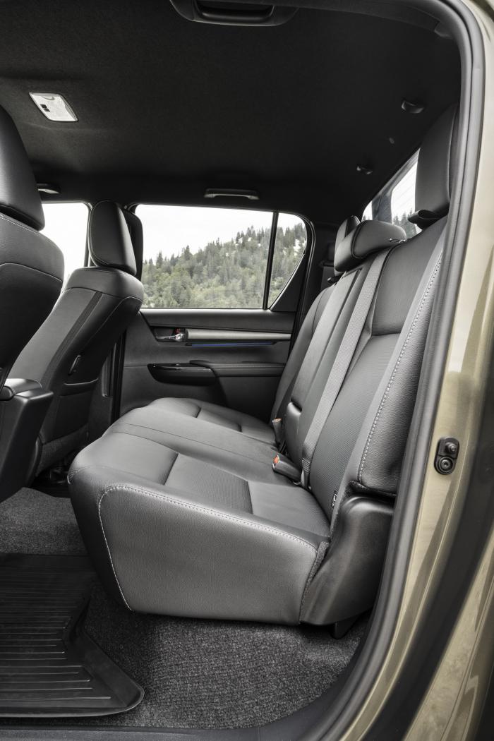 2021-Toyota-Hilux-37.jpg