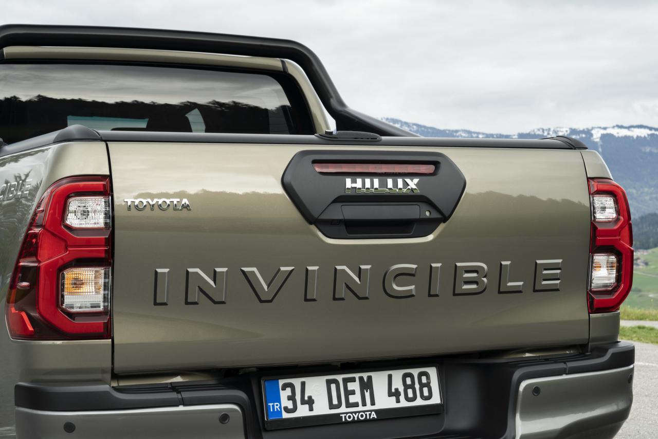 2021-Toyota-Hilux-52.jpg