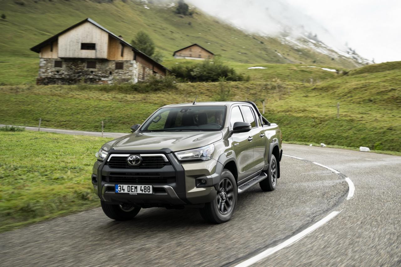 2021-Toyota-Hilux-62.jpg