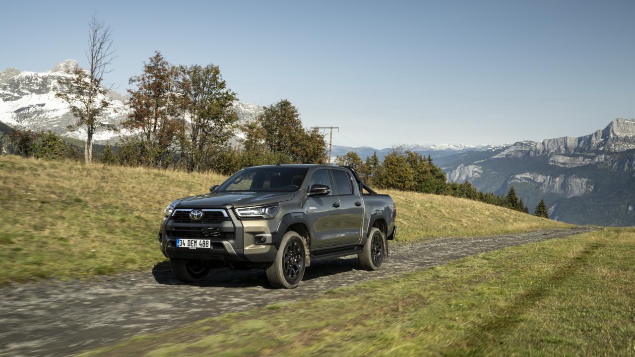 2021-Toyota-Hilux-82.jpg