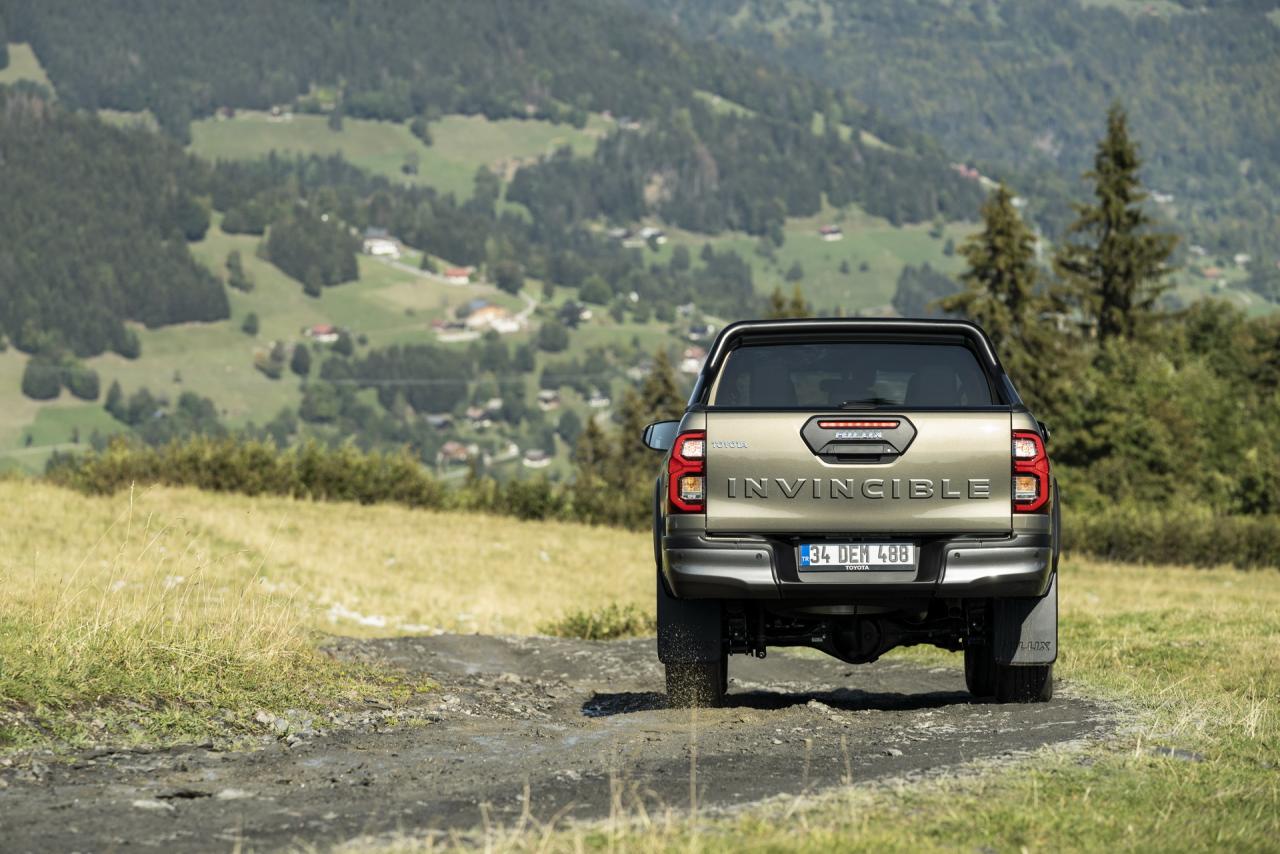 2021-Toyota-Hilux-92.jpg