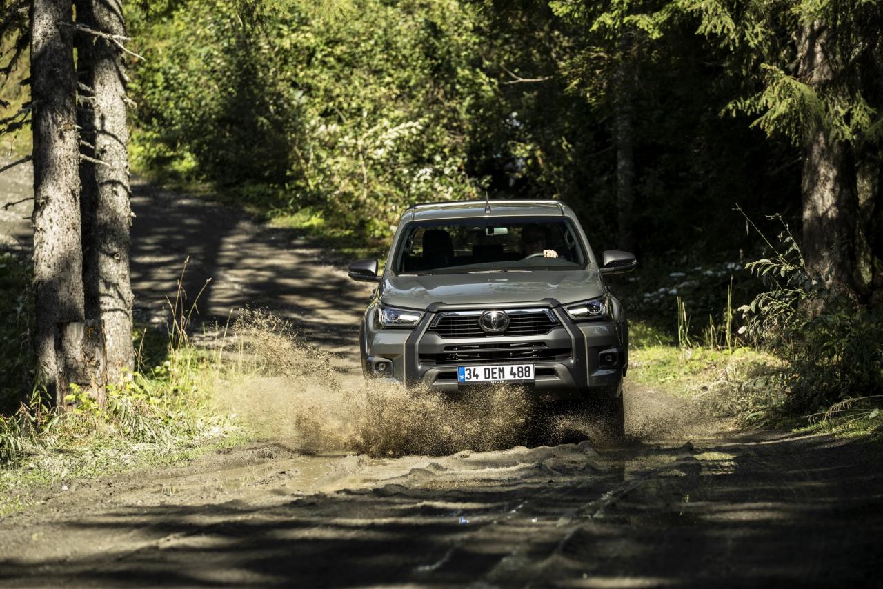 2021-Toyota-Hilux-97.jpg