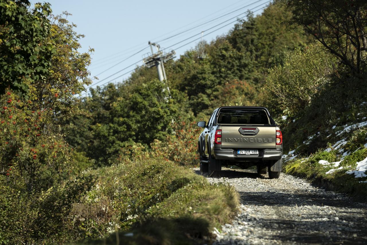 2021-Toyota-Hilux-98.jpg