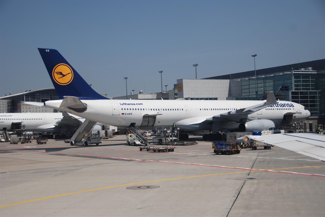 Lufthansa_Airbus_A330-300;_D-AIKE@FRA;10.07.2010_582al_(4800044664).jpg