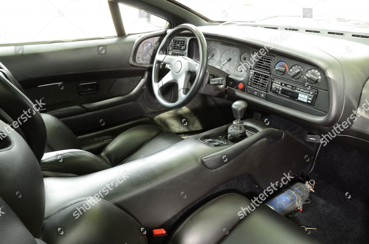 Jaguar_XJ220_interno.thumb.jpg.d1e26e3c9f779dbe2820826ba5ddd086.jpg