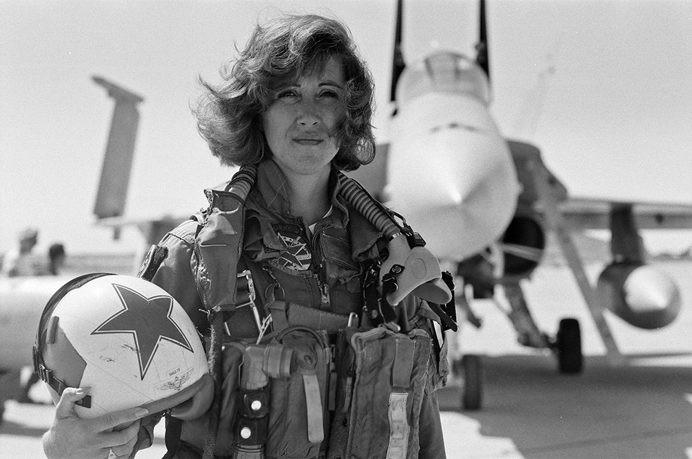 USN_Female_Fighter_Pilot_Lt._Tammie_Jo_Shults_(Bonnell)_poses_in_front_of_her_F-18_Hornet_aircraft(3363640_Milne-4aInsta).jpg