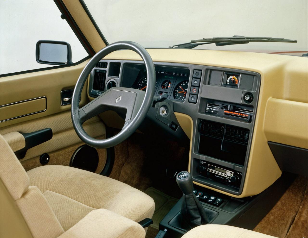 renault_30_1980_interno.thumb.jpg.5e1134c3a8fd10ebe4501a1b955368ae.jpg