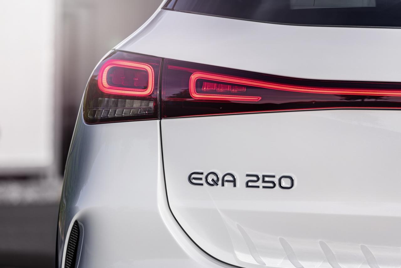 2021-Mercedes-EQA-250-10.jpg