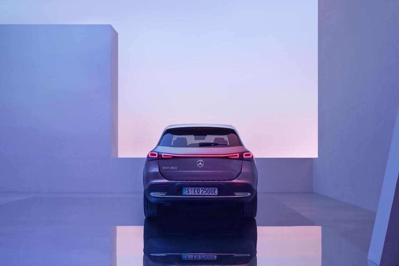 2021-Mercedes-EQA-250-140.jpg