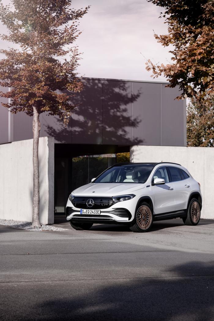 2021-Mercedes-EQA-250-18.jpg