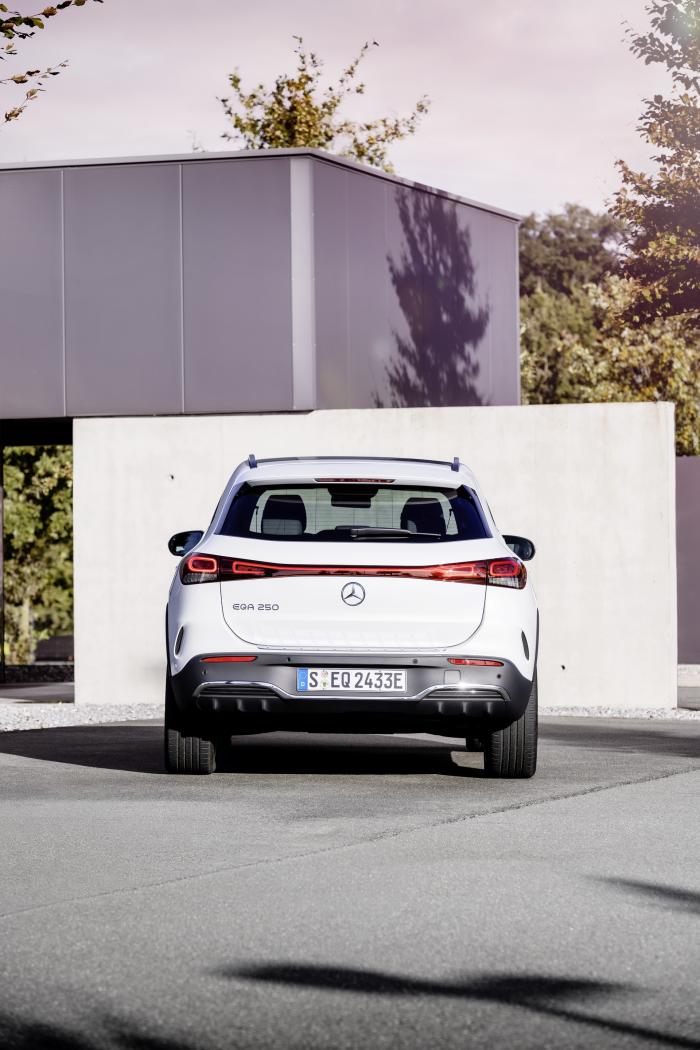 2021-Mercedes-EQA-250-19.jpg
