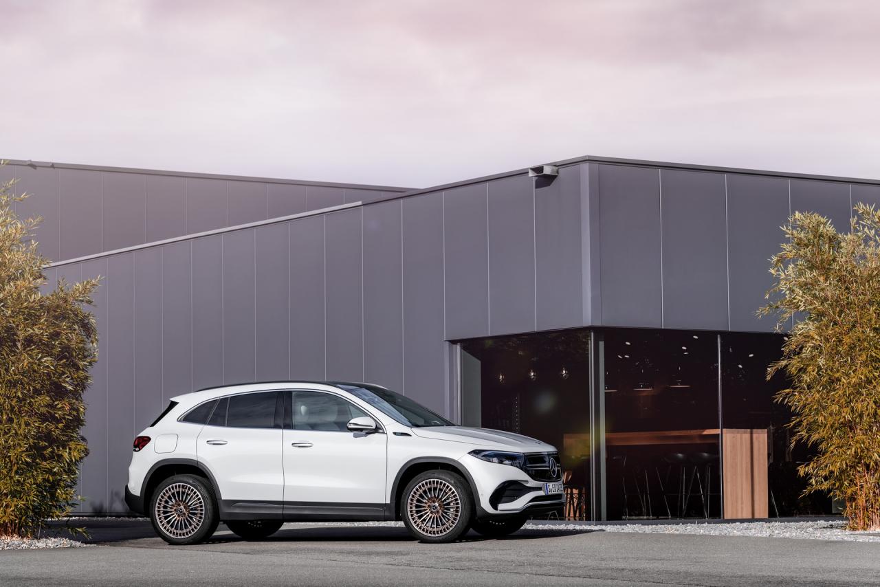2021-Mercedes-EQA-250-22.jpg