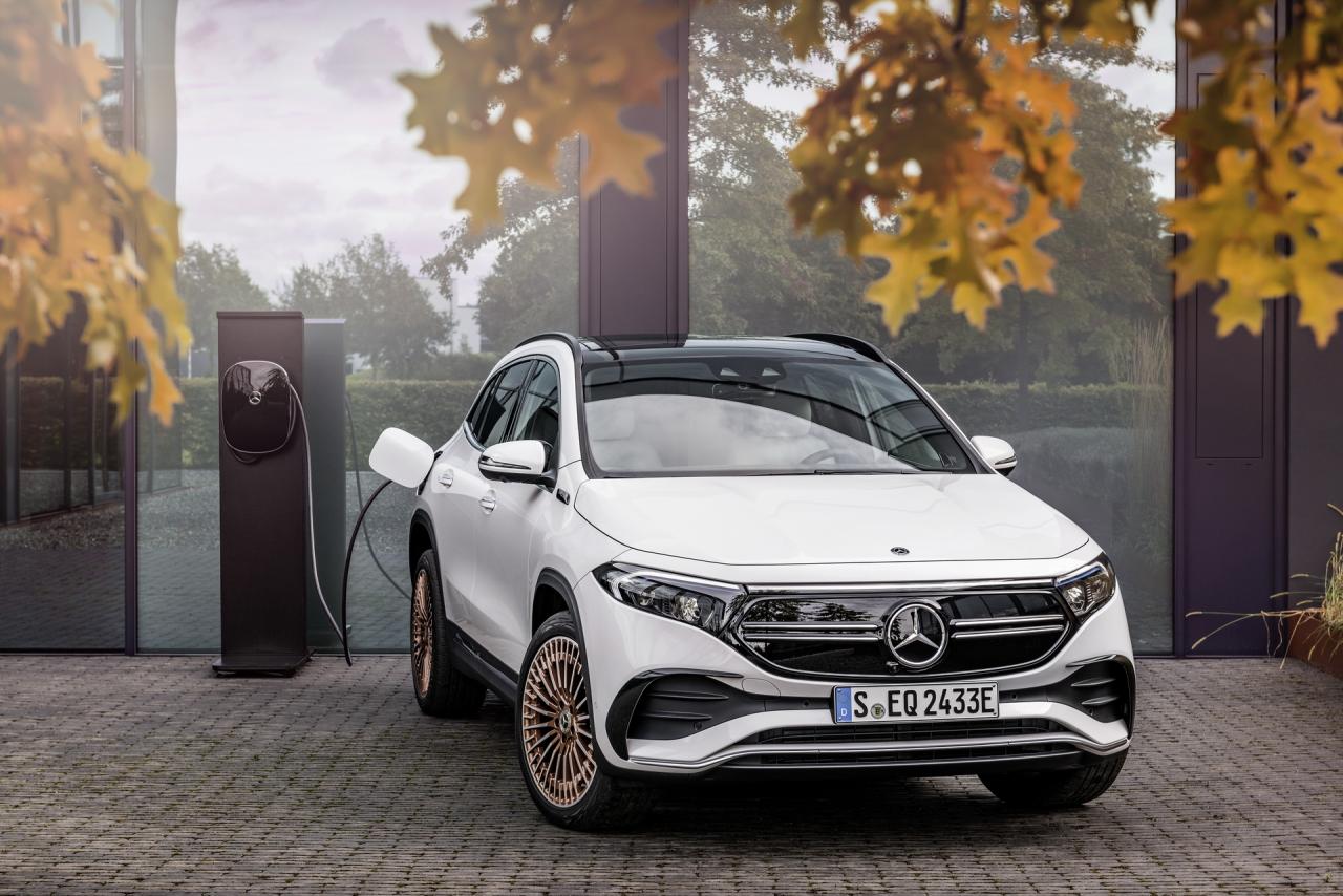 2021-Mercedes-EQA-250-23.jpg