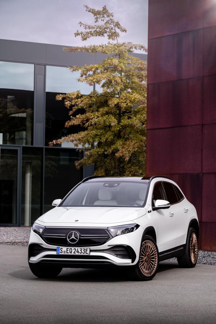2021-Mercedes-EQA-250-29.jpg