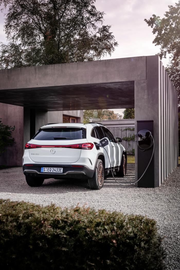 2021-Mercedes-EQA-250-30.jpg