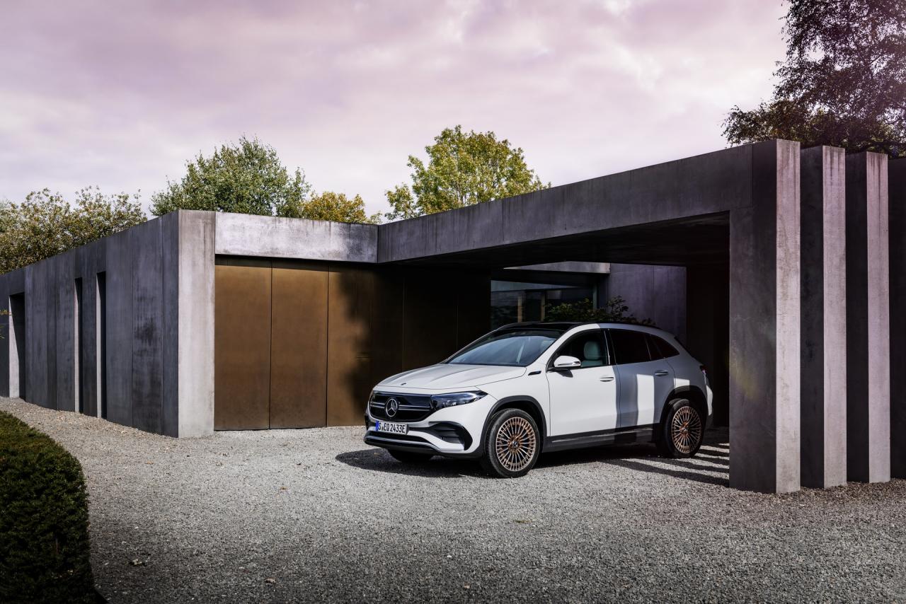 2021-Mercedes-EQA-250-33.jpg