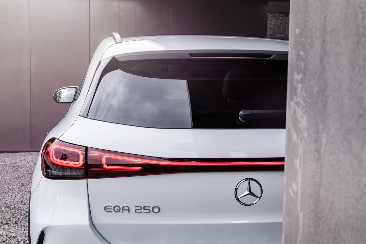 2021-Mercedes-EQA-250-35.jpg