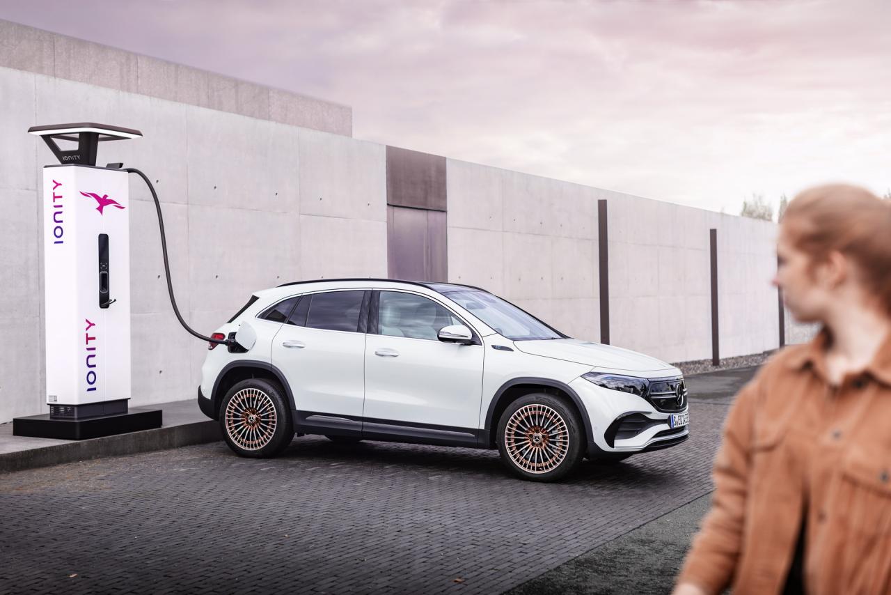 2021-Mercedes-EQA-250-37.jpg