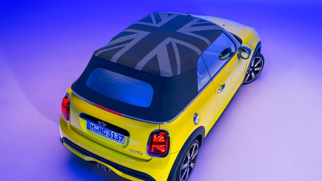 2022-mini-cooper-s-convertible-top-up-union-jack.jpg